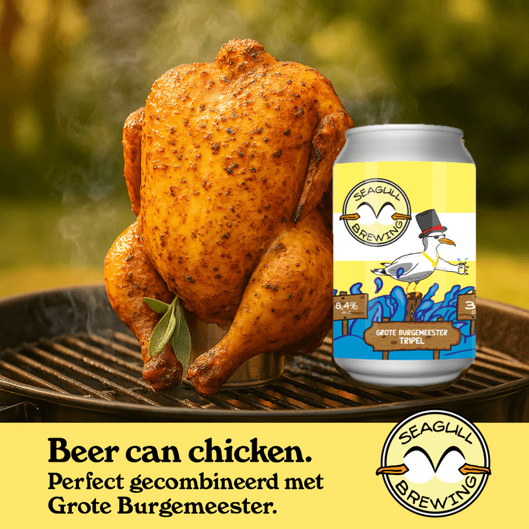 Beer can chicken van de bbq met een blikje Grote Burgemeester tripel van Seagull Brewing ernaast