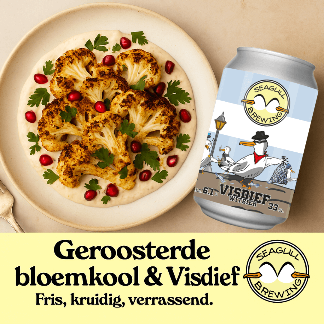 Een bord met geroosterde bloemkool, yoghurtsaus, granaatappel en dukkah, geserveerd naast een blikje Visdief Witbier van Seagull Brewing.