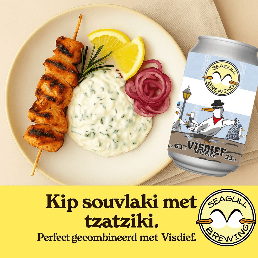 Een zomers bord met gegrilde kip souvlaki, romige tzatziki en kleurrijke gegrilde groenten, met een blikje Visdief witbier op de achtergrond. Perfect gecombineerd.