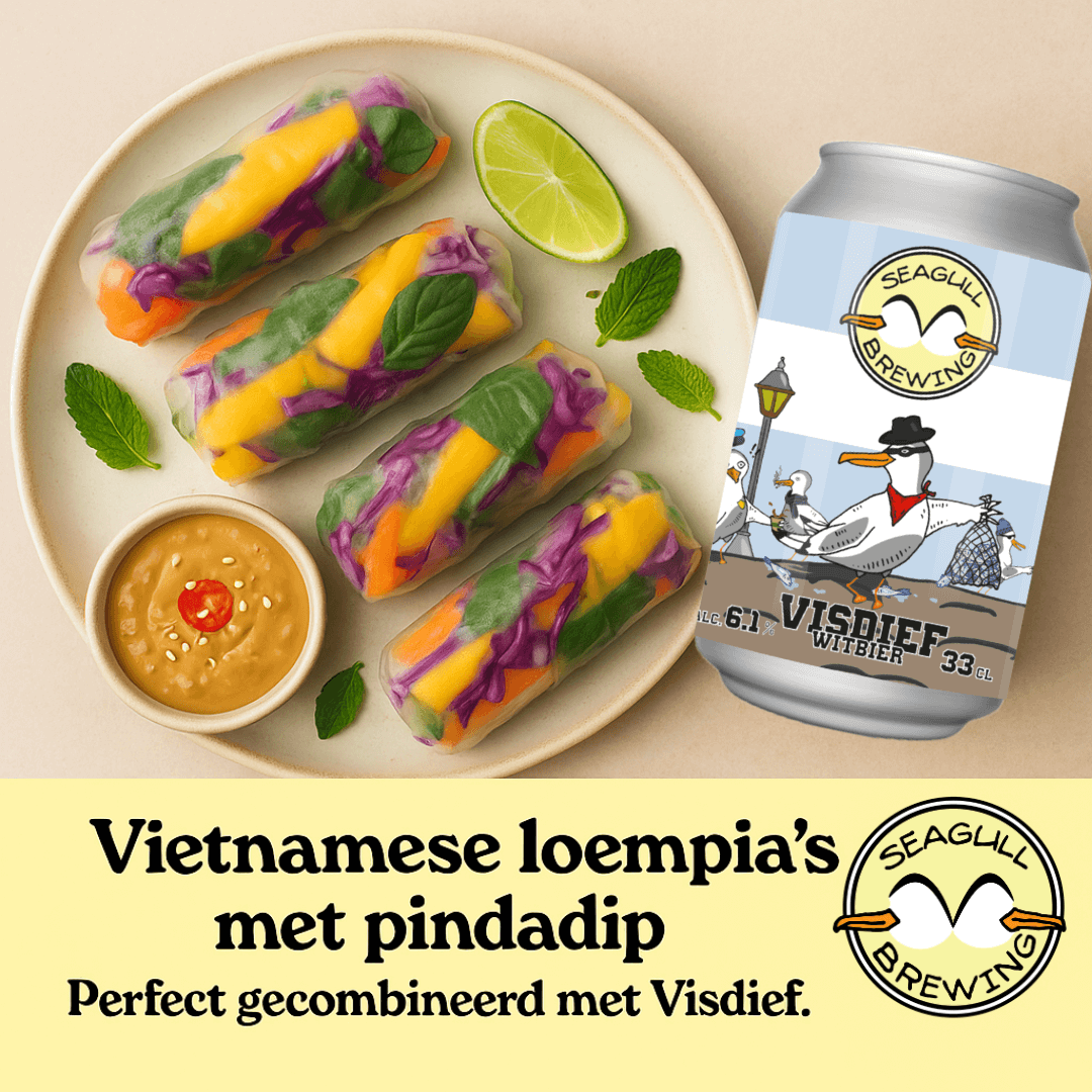 Vier Vietnamese loempia’s met mango, groenten en munt, geserveerd met een kommetje pindadip en een koud blikje Visdief witbier op een lichte ondergrond.