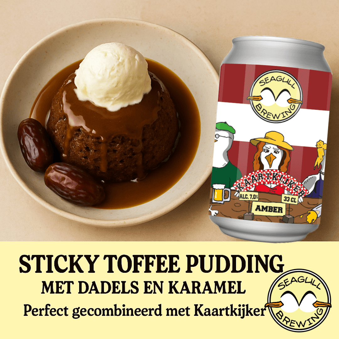 Een warme sticky toffee pudding met toffeesaus op een bord, geserveerd naast een glas amberkleurige Scotch Ale (Kaartkijker) van Seagull Brewing.