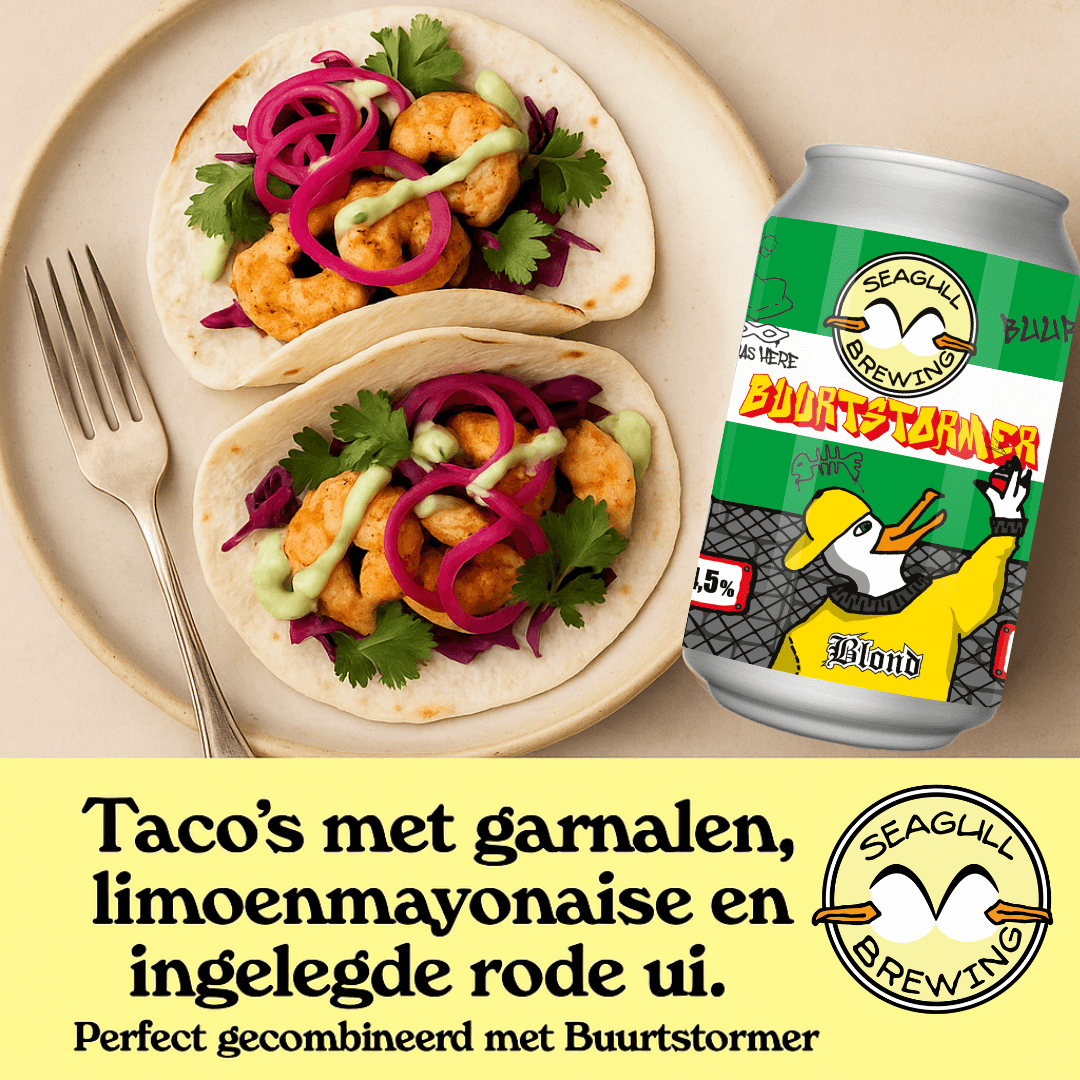 Twee taco's gevuld met garnalen, limoenmayonaise en ingelegde rode ui, geserveerd naast een koud blikje Buurtstormer blond bier van Seagull Brewing.